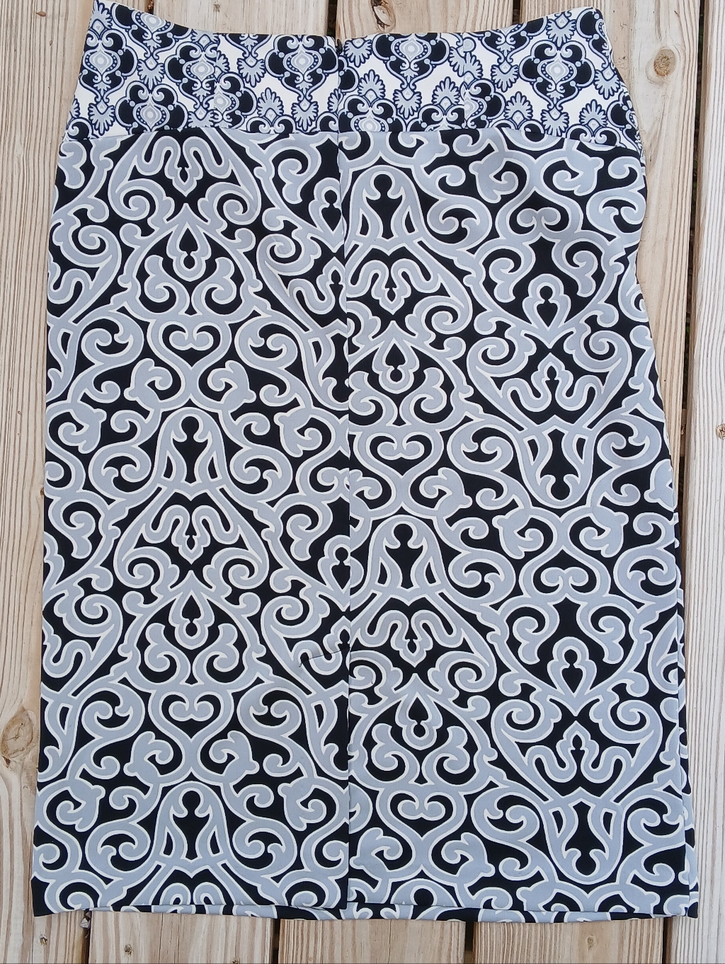 New York & Company Black And White Scroll-Print Pencil Skirt